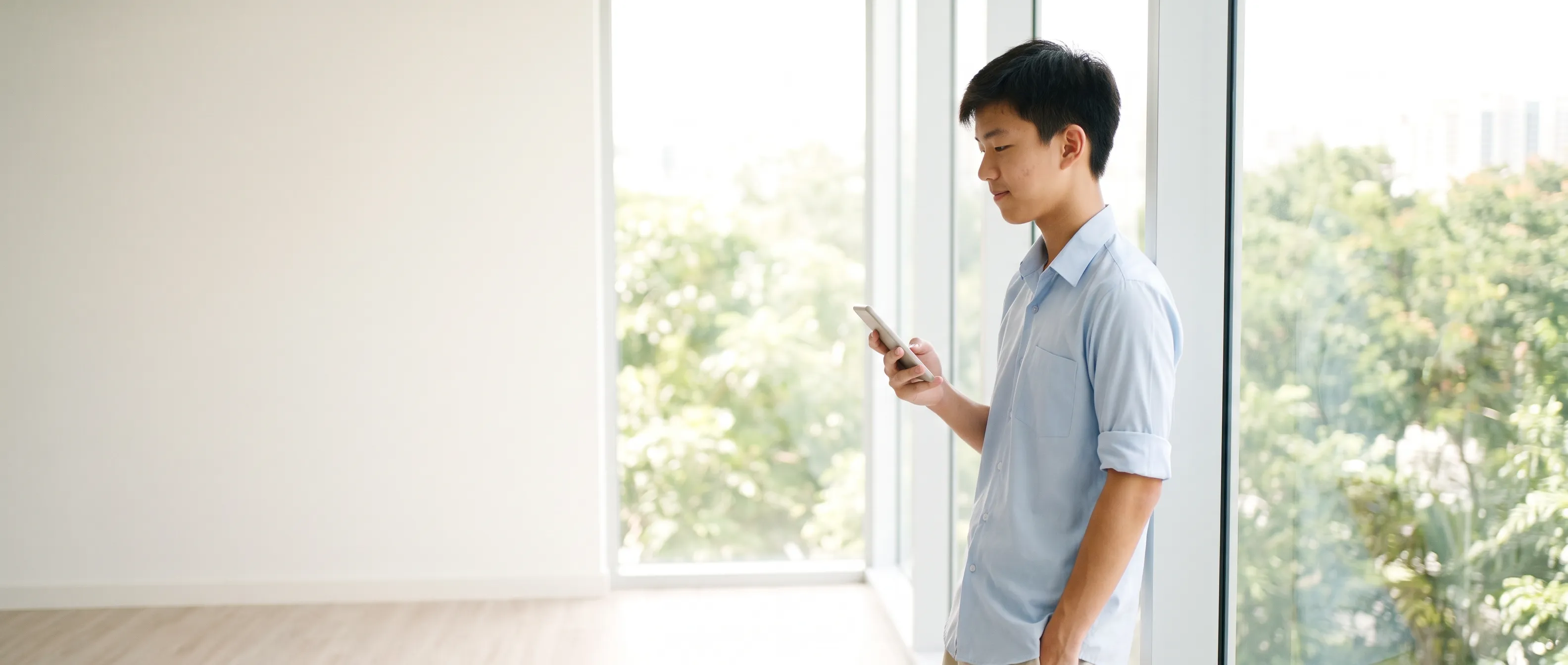 Student using Pocket Cloud on a phone